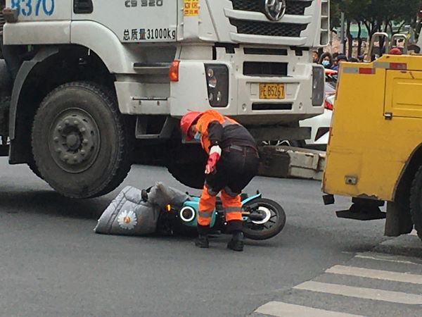 今晨这个路口发生惨祸 搅拌车压死一骑车女子 Ponymong